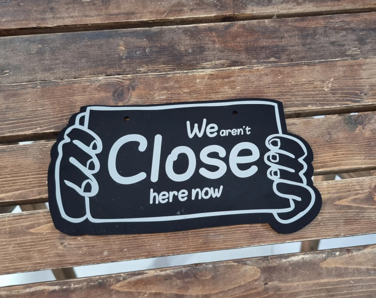 تابلو open / close طرح دست حکاکی دو رو لاتین باز و بست